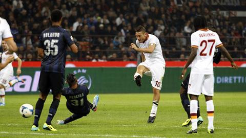 "Hoàng tử thành Rome" Francesco Totti nổi tiếng là cầu thủ sử dụng hai chân như một, từ việc truyền bóng đến khâu dứt điểm.