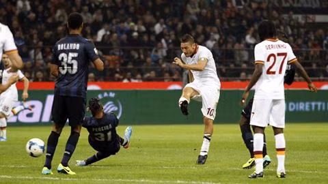 "Hoàng tử thành Rome" Francesco Totti nổi tiếng là cầu thủ sử dụng hai chân như một, từ việc truyền bóng đến khâu dứt điểm.