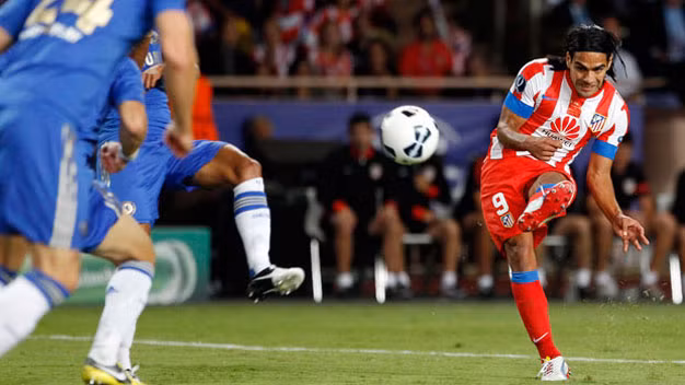 Radamel Falcao là một cầu thủ cực kì đáng sợ trong vòng cấm địa, đặc biệt là những cú sút có cảm giác như búa bổ được thực hiện bằng cả hai chân.