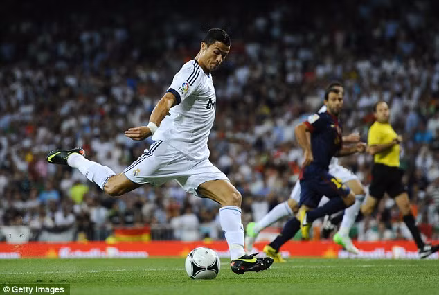 Nhưng khi nhắc đến cầu thủ thuận cả hai chân đáng sợ nhất thế giới và sở hữu những pha bắn đại bác uy lực nhất người ta sẽ gọi vang tên Cristiano Ronaldo .