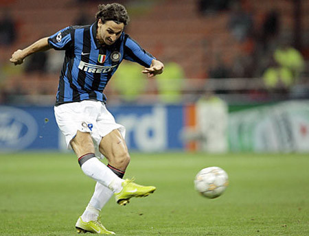 Zlatan Ibrahimovic là một cầu thủ sút bằng chân nào thì các thủ môn cũng sợ vì lực sút của hai chân là uy lực như nhau.