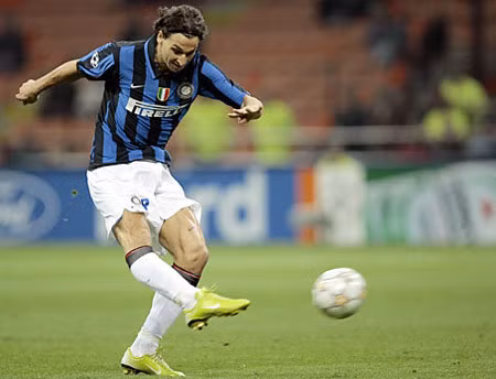 Zlatan Ibrahimovic là một cầu thủ sút bằng chân nào thì các thủ môn cũng sợ vì lực sút của hai chân là uy lực như nhau.