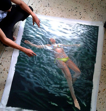 Trong tranh của Gustavo, hình ảnh của thiếu nữ mặc bikini rất sống động, nếu như không để ý kĩ người xem sẽ không nhận ra đó là tranh.