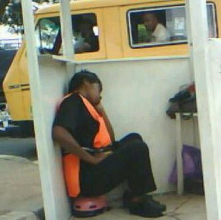 Ngủ ngay tại chỗ.