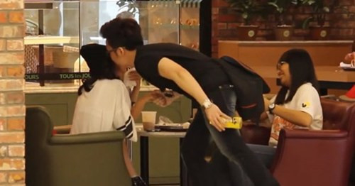 Hành động xin nụ hôn của anh chàng đẹp trai khá giống với nhiều anh chàng Tây trong các clip camera giấu kin vui nhộn của nước ngoài.