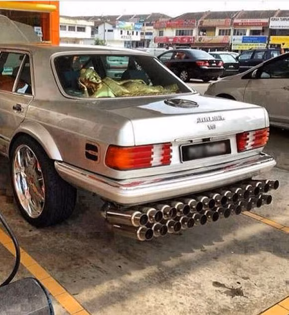 Dàn ống xả siêu khủng.