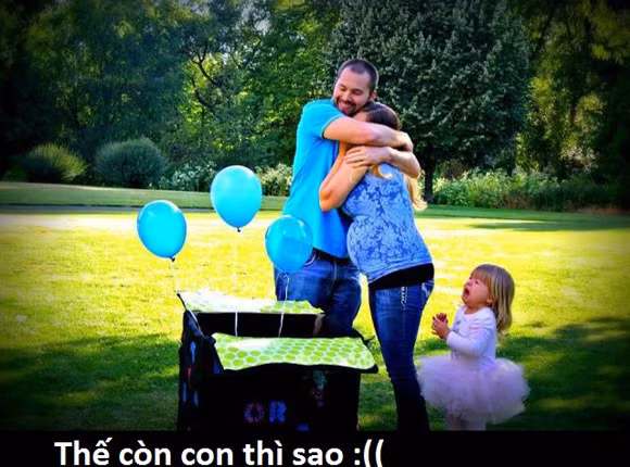 Con cũng muốn được ôm.