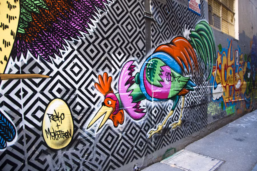 Nhưng chủ của những căn nhà này lại chẳng bao giờ phiền lòng hay tỏ ra khó chịu mỗi khi nhìn thấy bức tường nguyên thủy của mình bị vẽ vời, sơn phết nhiều đến như thế. Đôi khi chính những người chủ ấy lại là những người đam mê loại hình nghệ thuật tự do này.