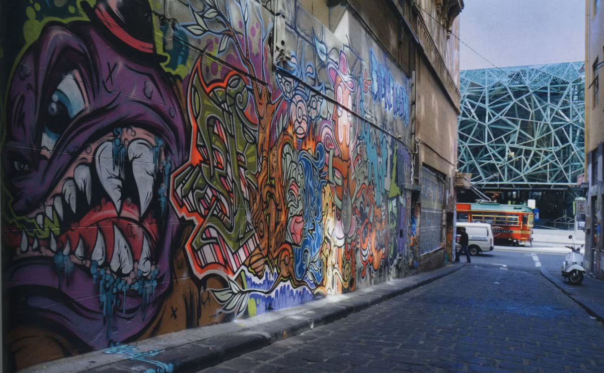 Các con hẻm nhiều Graffiti của Melbourne chủ yếu nằm khắp thành phố, và bạn có hai loại phương tiện để di chuyển đó là tàu hoặc taxi.