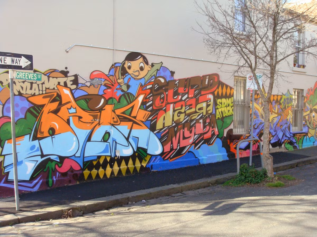 Nếu như tại New York, khu vực 5Pointz Aerosol Art Center khiến nhiều người từng phải “mắt tròn mắt dẹt” vì những tác phẩm nghệ thuật Graffiti hoành tráng, thì tại Melbourne này, những con đường, những trạm xe lửa, thậm chí đôi khi chỉ là những ngôi nhà đơn giản cũng có thể khoác lên người những bức vẽ ấn tượng nhiều màu sắc một cách đầy cảm hứng.