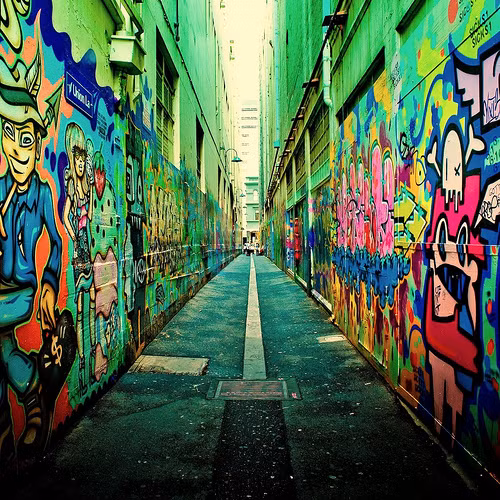 Nếu có dịp đến Melbourne để học tập hoặc du lịch, bạn đừng quên khám phá khu phố Graffiti tại Melbourne CBD (gần quảng trường Fed), St Kinda hay chỉ đơn giản ngồi trên các chuyến xe buýt để ngắm Graffiti dọc 2 lối đi.