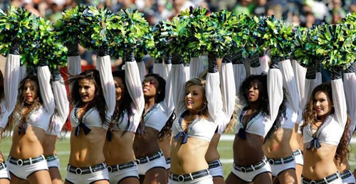 Vẻ đẹp trẻ trung, quyến rũ, thực hiện các động tác vũ đạo cực đều và đẹp mắt trên nền nhạc sôi động khiến các cô nàng hoạt náo viên như là những ngôi sao bên ngoài sân cỏ.