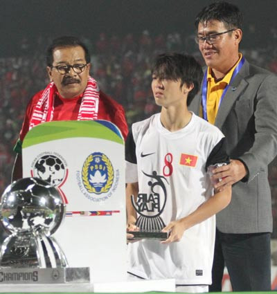 Tuấn Anh sinh ra ở Thái Bình, bố làm giám đốc bệnh viện đa khoa huyện nên bố mẹ định hướng cho anh làm một công chức nhà nước. Nhưng Tuấn Anh đã quyết tâm thuyết phục bố mẹ để theo đuổi đam mê với trái bóng.