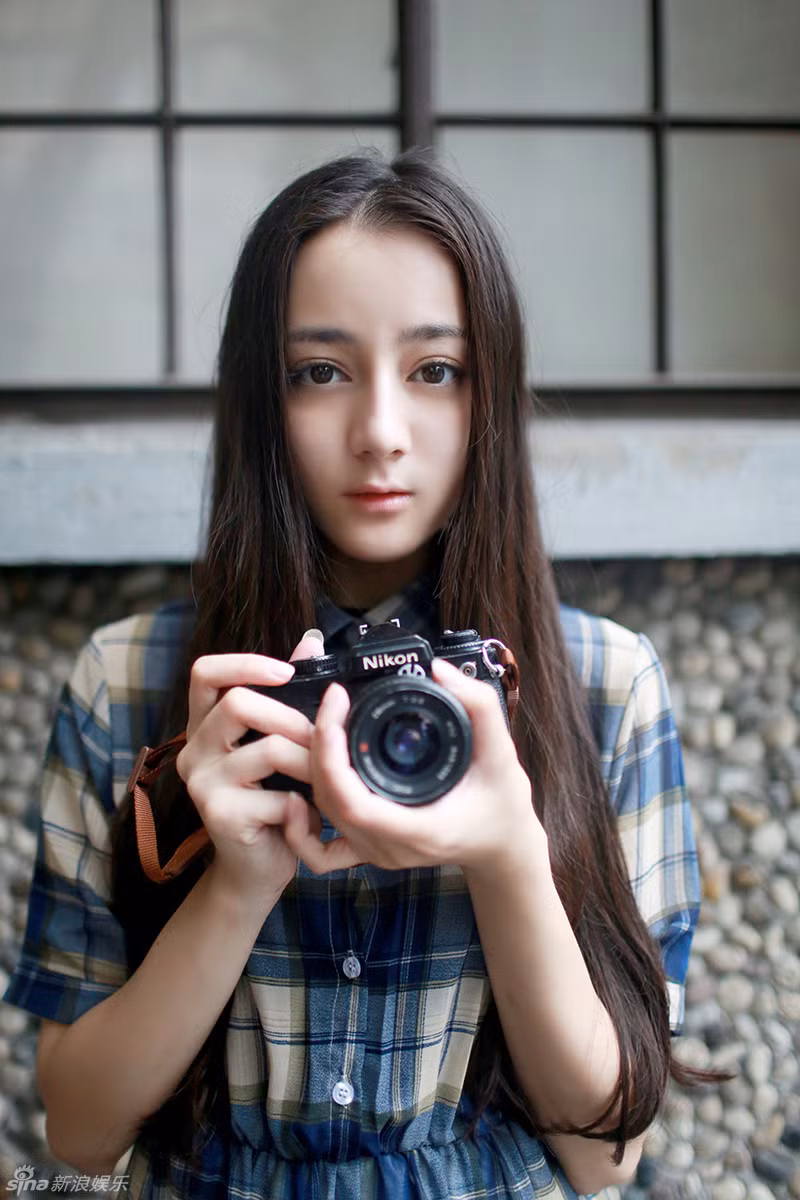 Địch Lệ Nhiệt Ba (Dilraba Dilmurat), SN 3/6/1992, cao 1m69, nặng 50kg. Sở hữu vóc dáng thanh mảnh, cao ráo cùng khuôn mặt V-line cực xinh với đôi mắt to mơ màng, mũi cao thẳng, môi chúm chím anh đào và làn da trắng hồng, Địch Lệ Nhiệt Ba có sức thu hút rất lớn.