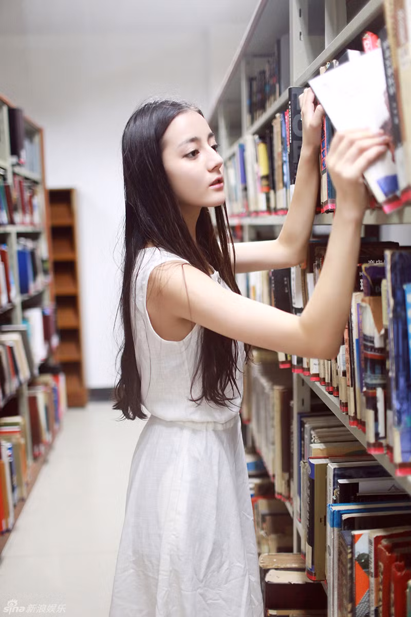 Diện một chiếc váy trắng tinh khiết, vẻ đẹp lai đặc biệt trong trẻo của Địch Lệ Nhiệt Ba khiến bao người ngẩn ngơ.