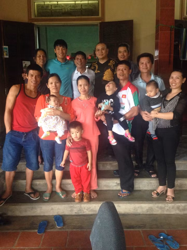 Còn trung vệ Tiến Dũng, anh cũng dành tất cả thời gian bên đại gia đình của mình và đã có rất nhiều hình ảnh chụp cùng người thân được Tiến Dũng đăng tải trên trang cá nhân.