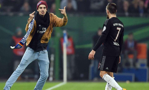 Fan cuồng có thể tấn công cả cầu thủ, trong trận đấu với Hamburg cầu thủ Ribery (Bayern Munich) đã bị một fan cuồng chạy xuống sân và dùng khăn đánh vào đầu. Ảnh:lematin.ch.