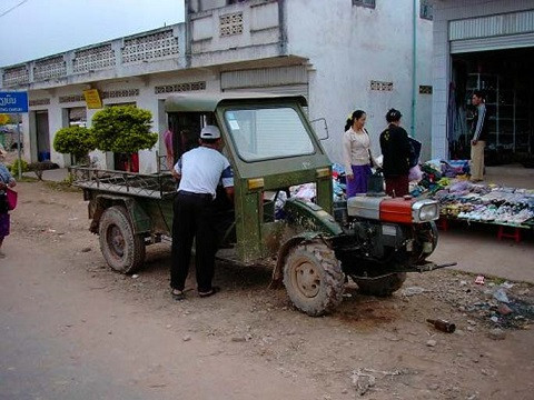 Một phương tiện khá tạm bợ ở Muang Sing, Lào.