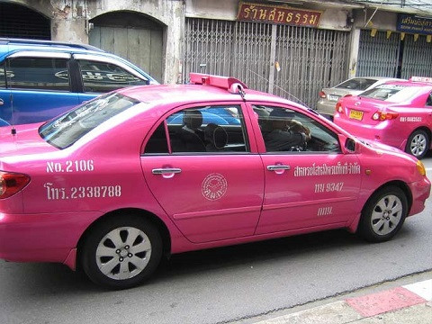 Taxi hồng dễ thương ở Bangkok, Thái Lan.