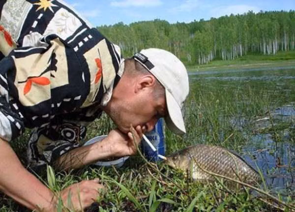 Chú cho anh xin lửa với!