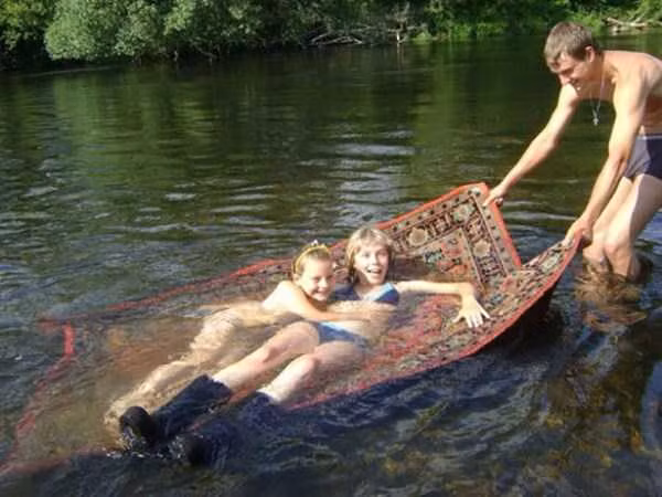 Cưỡi thảm du lịch.