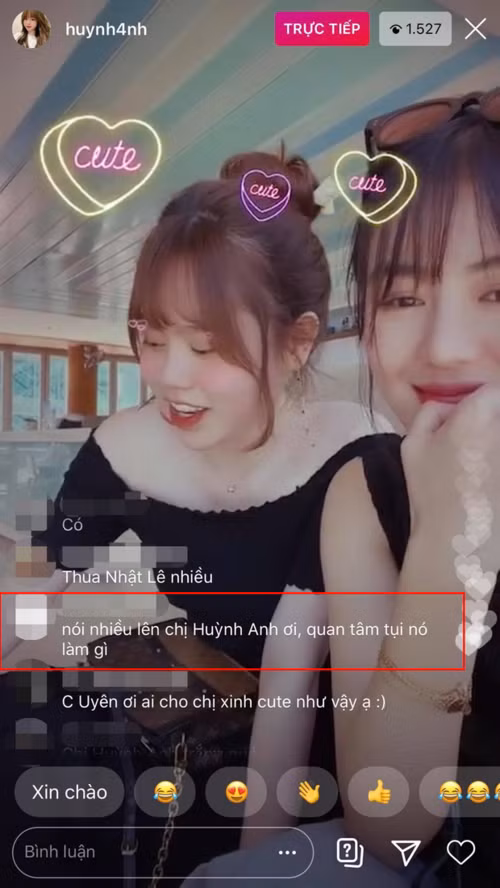 Về phía bạn gái cầu thủ Quang Hải, cô nàng cũng vui vẻ trò chuyện với người hâm mộ và bỏ qua các bình luận ác ý từ phía anti-fan. 