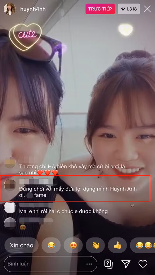 Cụ thể, tài khoản này mỉa mai gái xinh Thảo Uyên: "Đừng chơi với mấy đứa lợi dụng mình Huỳnh Anh ơi. Ké fame". Tuy nhiên, ngay sau đó, "hot girl võ thuật" đã lên tiếng "đáp trả" ngay trên livestream. Cô nàng thẳng thắn: "Em search Google coi chị là ai rồi hãy nói chị ké fame hay không nha". 