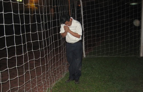 Điểm lại những phi vụ mê tín của các ông bầu của các CLB V-League trước đây. Khi CLB Hòa Phát Hà Nội còn tồn tại, GĐĐH của CLB này lúc bấy giờ là ông Vũ Hạng đã nghe thầy cúng phán là phải thắp hương và hóa vàng mã lúc trời tối trên sân của đội khách và hậu quả là ông này đã bị bảo vệ sân giữ lại và phải giải thích mãi mới được tha.