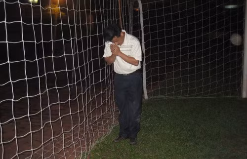 Điểm lại những phi vụ mê tín của các ông bầu của các CLB V-League trước đây. Khi CLB Hòa Phát Hà Nội còn tồn tại, GĐĐH của CLB này lúc bấy giờ là ông Vũ Hạng đã nghe thầy cúng phán là phải thắp hương và hóa vàng mã lúc trời tối trên sân của đội khách và hậu quả là ông này đã bị bảo vệ sân giữ lại và phải giải thích mãi mới được tha.