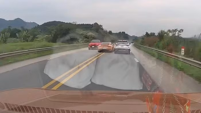 Canh sat xac minh doan xe sang chay nguoc chieu tren cao toc-Hinh-2