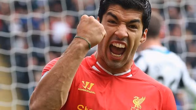 Luis Suarez (Barcelona): Suarez là cầu thủ bị các CĐV ghét nhất vì có những hành vi rất xấu là cắn các cầu thủ (có tới 3 cầu thủ). Ngoài ra, cầu thủ Uruguay này còn bị FA phạt rất nặng vì đã phân biệt chủng tộc với Patrice Evra trong trận đấu giữa Liverpool và M.U. Hàm răng của Suarez cũng là một phần của anh bị các CĐV ghét. Ảnh: BBC.