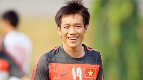 Tiền vệ công Lê Tấn Tài: Không có mặt trong đội hình ra quân trong trận mở màn của ĐT Việt Nam vì lý do chiến thuật của HLV Miura, nhưng ở trận đấu phải thắng trong trận gặp Lào chiều nay, rất có thể Tấn Tài sẽ được ra sân để cầm nhịp những pha tấn công của ĐTVN. Với nhãn quan chiến thuật tốt cùng những pha chuyền chọc khe là "đặc sản", Tấn Tài sẽ giúp ĐT Việt Nam xé toang hàng phòng ngự của Lào.