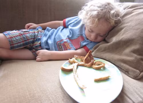 Đang ăn thì buồn ngủ.