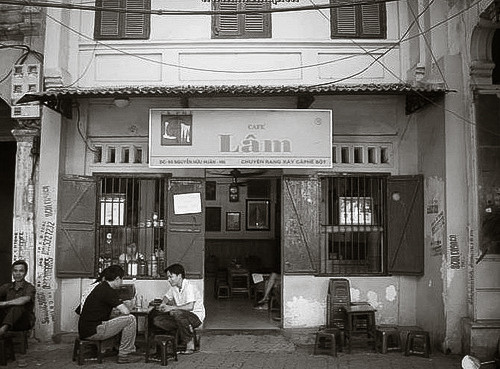 Cafe Lâm ra đời những năm 50 của thế kỷ trước, cũng giống như cafe Giảng, tên của cafe Lâm lấy từ chính tên của chủ quán đầu tiên là cụ Nguyễn Văn Lâm. Đầu tiên, quán khai sinh ở vườn hoa Chí Linh. Sau nhiều năm tháng chuyển dịch, đến năm 1960, cafe Lâm chính thức tọa lạc tại phố Nguyễn Hữu Huân như bây giờ.