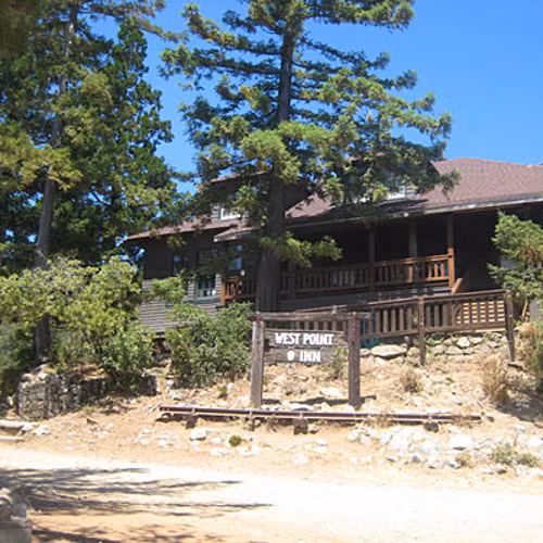  West Point Inn, Mill Valley, California. Đây là nơi lý tưởng cho những du khách muốn hòa mình cùng thiên nhiên. Phòng ngủ ở đây được thiết kế theo phong cách mộc mạc, nằm trên sường núi, bao quanh là rừng cây. Buổi sáng có thể đi dạo theo sườn dốc xuống biển để hít thở không khí trong lành.