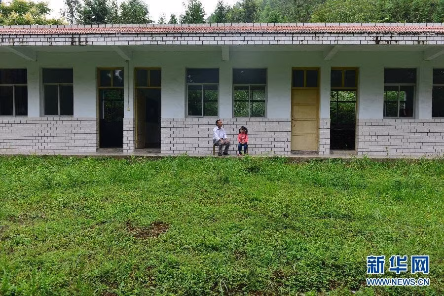 Giờ nghỉ giải lao của hai thầy trò. Liu có thể đưa ra những câu hỏi thỏa mãn trí tò mò của trẻ nhỏ và thầy sẽ là người giải đáp. Những hình ảnh này lan truyền trên mạng và ngay lập tức đã trở thành chủ đề nóng. Nhiều cư dân mạng đã đặt câu hỏi về sự quan tâm của các cấp lãnh đạo với nền giáo dục của quốc gia.