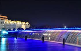 Sau khi dạo hồ Bán nguyệt và cầu Ánh sao, mỏi chân, bạn có thể tấp vào khu công viên để nghỉ ngơi, trò chuyện. Công viên tương đối rộng với những thảm cỏ xanh mát, hồ hoa sen khoe sắc, đồi cỏ nhỏ để bạn nhìn ngắm mọi thứ từ trên cao. Tất tần tật những thứ bạn phải chi trả đó là phí gửi xe 5.000 đồng và một chai nước suối.