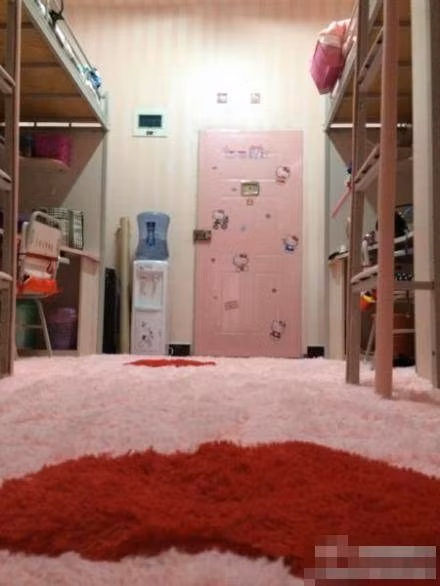 Một cư dân mạng thốt lên: "Ôi! Tôi cũng ước có tiền để trang trí phòng của mình như vậy, căn phòng như bước ra từ trong cuốn truyện, chắc chắn họ sẽ có quãng đời sinh viên ngọt ngào".