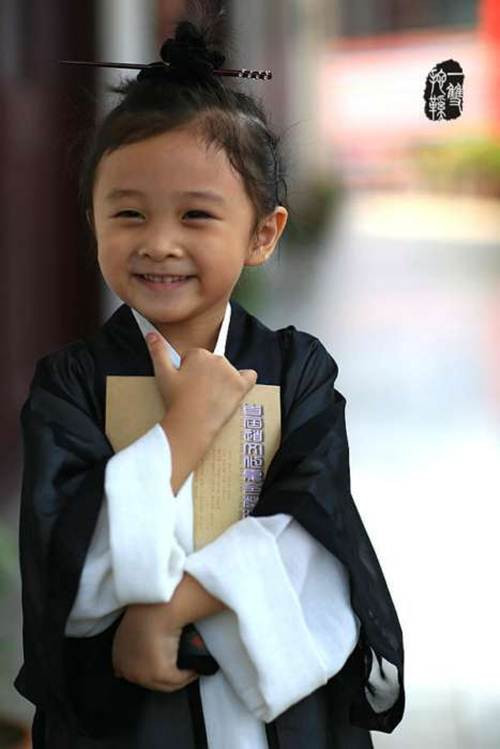 Hàng ngày, nữ tu sĩ đạo Lão nhí này phải hoàn thành các buổi học về đạo mà mình theo đuổi.