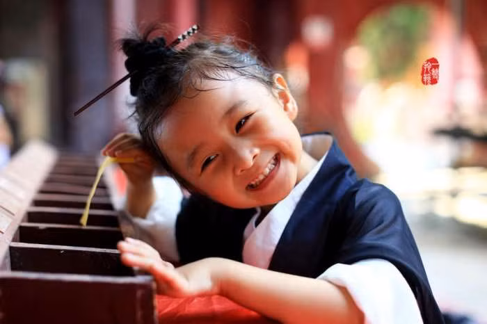 Loạt hình ảnh về cuộc sống của nữ tu sĩ nhí đạo Lão lan truyền trên mạng và ngay lập tức thu hút được sự chú ý bởi sự đáng yêu và dễ thương của nó.