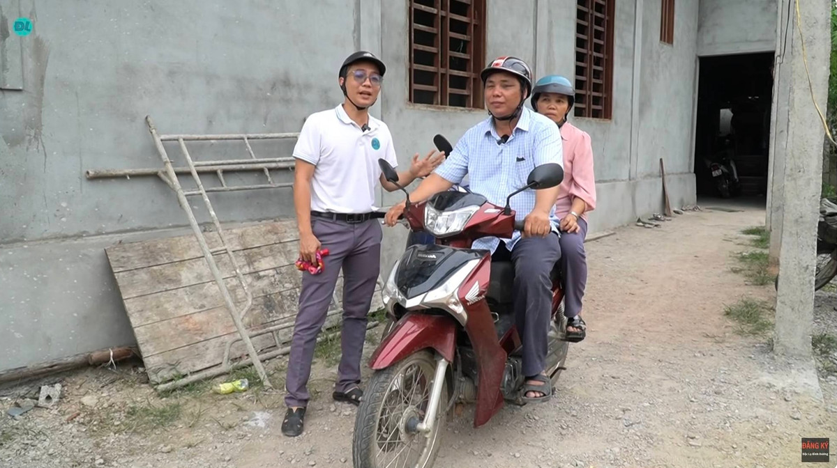 Dù mù lòa nhưng người đàn ông vẫn có thể sinh hoạt bình thường, không phụ thuộc nhiều vào người khác. Thậm chí anh còn có thể đi xe máy, chở vợ ngồi phía sau.