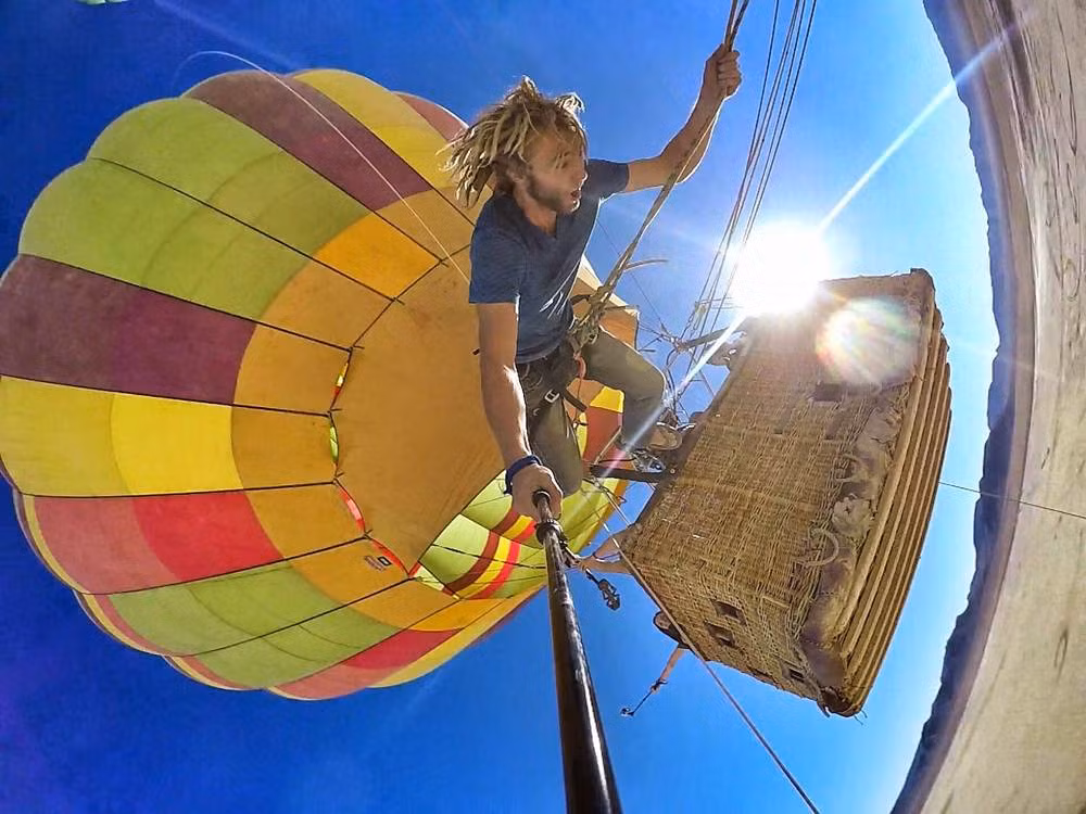 Những hình ảnh đầy màu sắc mang theo sự cuồng nhiệt, dám nghĩ dám làm đầy mạo hiểm của các bạn trẻ nhanh chóng được cư dân mạng chia sẻ rần rần.