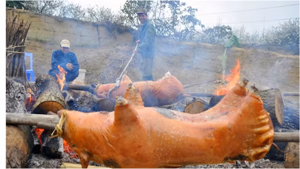 Các bạn có thể thưởng thức món lợn quay nổi tiếng của Lạng Sơn và nhấp môi chén rượu Mẫu Sơn ấm nồng. 
