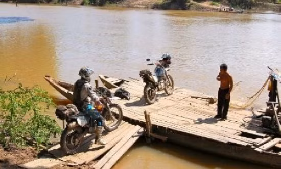 Không tránh khỏi sự hấp dẫn của xứ chùa tháp, một nhóm rider người Australia đã cùng họp nhóm và tổ chức chuyến khám phá Campuchia trên những chiếc xe Honda XR250.