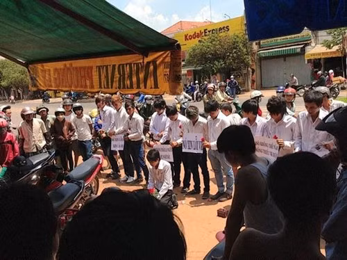 Tháng 4/2014, hình ảnh chàng trai dung mạo thư sinh, tay ôm bó hồng thẫn thờ quỳ gối trước tiệm internet khiến dân mạng xôn xao. Sau lưng anh là đám “cộng sự”đồng phục chỉnh tề, đứng cúi đầu như cùng hối lỗi.