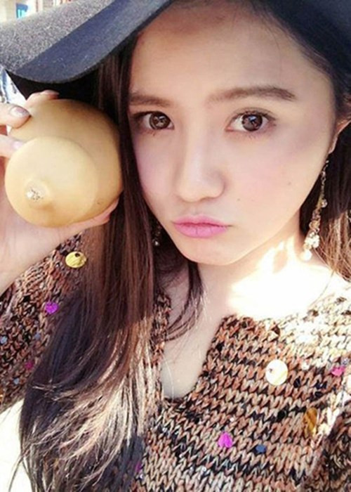 Cô gái sinh năm 1989 này rất yêu thích thể thao và không hề e ngại với thử thách "tắm nước đá", hiện đang trở thành trào lưu trên thế giới. Sau khi thực hiện, vị nữ chủ tịch xinh đẹp cũng không quên nhắc mọi người nếu có điều kiện hãy đóng góp 100 USD cho những bệnh nhân mắc hội chứng ALS.