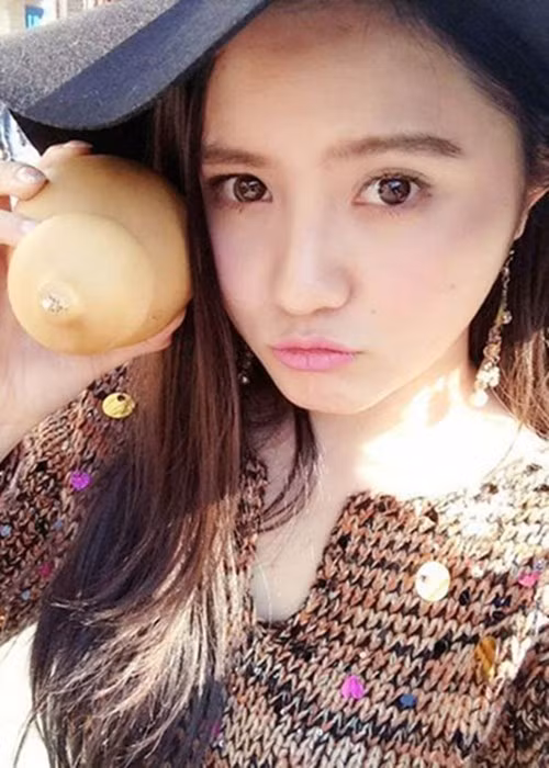 Cô gái sinh năm 1989 này rất yêu thích thể thao và không hề e ngại với thử thách "tắm nước đá", hiện đang trở thành trào lưu trên thế giới. Sau khi thực hiện, vị nữ chủ tịch xinh đẹp cũng không quên nhắc mọi người nếu có điều kiện hãy đóng góp 100 USD cho những bệnh nhân mắc hội chứng ALS.