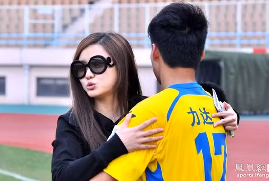 Sau mỗi chiến thắng của đội nhà, các cầu thủ sẽ được chủ tịch "thưởng" 1 cái ôm.