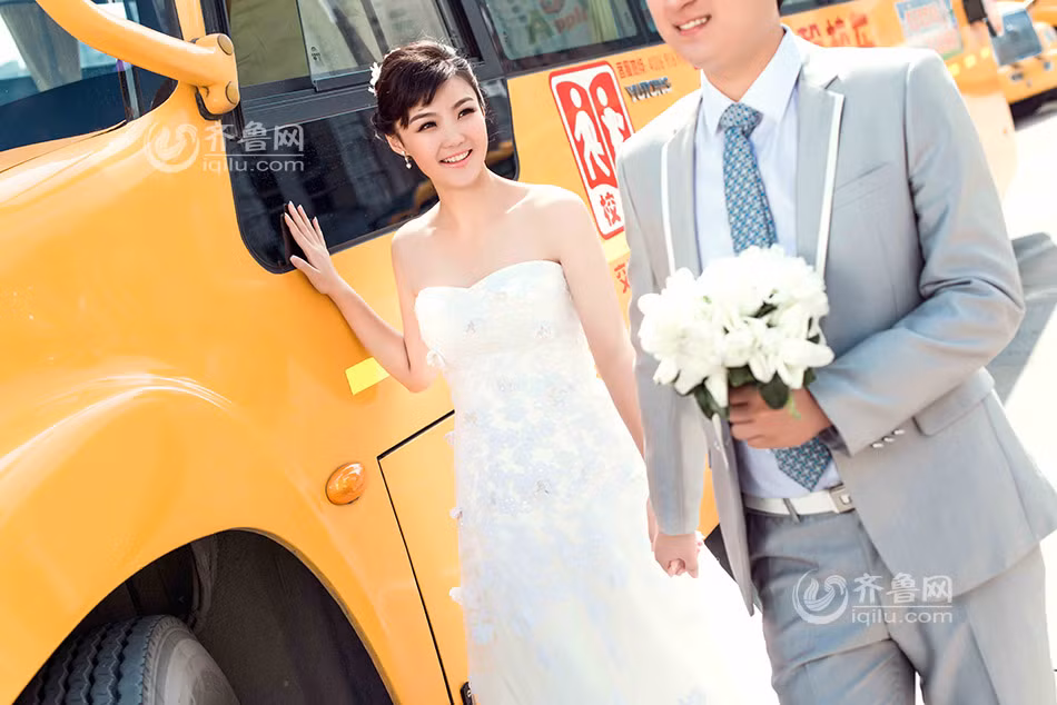 Cô dâu Zhang Fan đang làm giám sát an toàn tại công ty xe buýt trường học ở huyện Thanh Đảo, tỉnh Sơn Đông. Zhang cho biết, những chiếc xe buýt trường học hay còn gọi là xe "mũi to" như ngôi nhà thứ hai và là một phần cuộc sống hàng ngày của cô.
