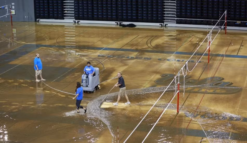 Sân thể dục trong nhà cũng không thoát nạn.